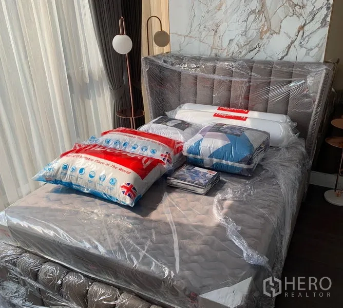 คอนโด ให้เช่าหรือขายในWatthana, Bangkok - ห้องนอนสว่าง เตียงหัวบุผ้า ผนังตกแต่งลายหินอ่อน และหน้าต่างสูงจรดเพดาน