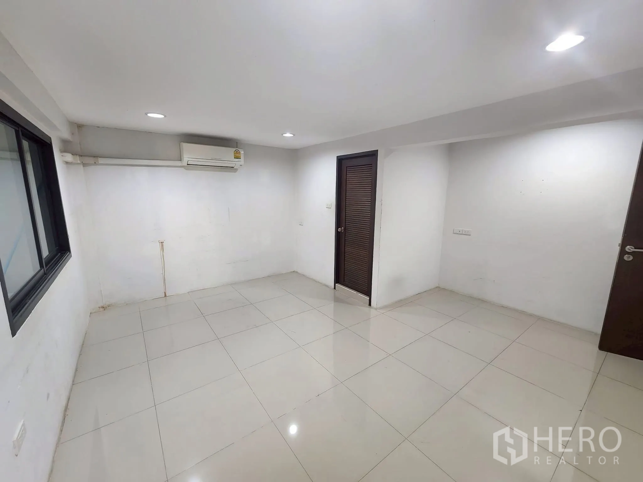 โฮมออฟฟิศ for rent in Khlong Toei, Bangkok - ห้องทำงานหรือห้องนอนขนาดกะทัดรัด มีหน้าต่าง แอร์แขวนผนัง และประตูบานเกล็ด