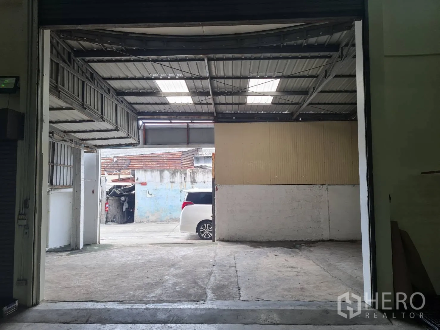 仓库 for rent in Phra Pradaeng, Samut Prakan - 有顶装卸区，宽幅卷闸门通向车道