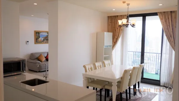 คอนโด ให้เช่าในKhlong Toei, Bangkok - พื้นที่รับประทานอาหารติดประตูบานเลื่อนออกสู่ระเบียง มองจากเคาน์เตอร์ครัว