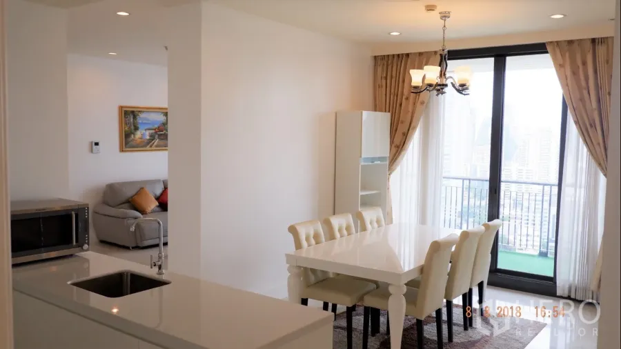 คอนโด ให้เช่าในKhlong Toei, Bangkok - พื้นที่รับประทานอาหารติดประตูบานเลื่อนออกสู่ระเบียง มองจากเคาน์เตอร์ครัว