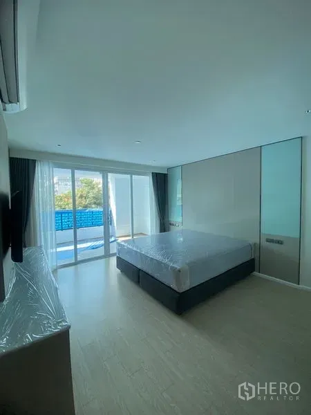 อพาร์ทเมนท์ ให้เช่าในWatthana, Bangkok - ห้องนอนกว้าง มีประตูกระจกบานเลื่อนออกไประเบียง รับแสงธรรมชาติแบบเต็มที่