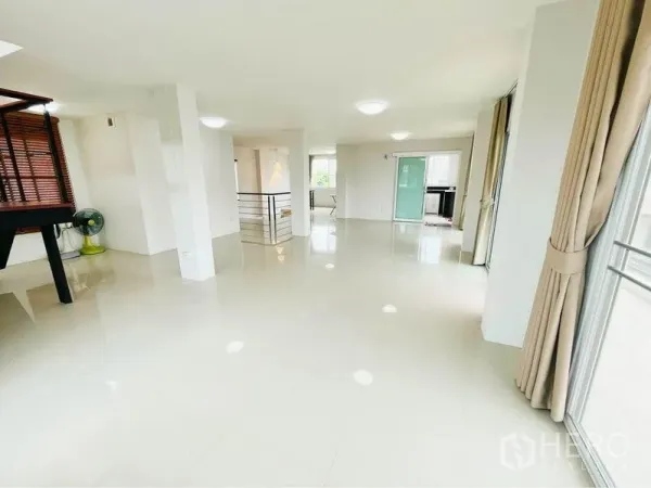 Home Office for rent in Bang Sue, Bangkok - Open-plan upper floor with white columns, large windows and access to a balcony.