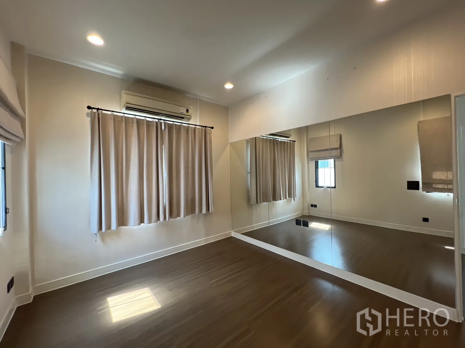 独立式住宅 出售在Bang Kapi, Bangkok - 二层卫浴，白色瓷砖与玻璃淋浴间。