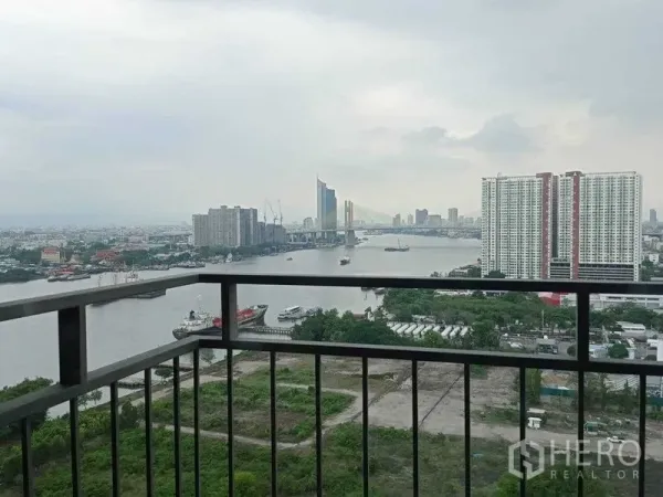 คอนโด ให้เช่าในYan Nawa, Bangkok - มุมมองจากระเบียงชั้นสูง เห็นแม่น้ำเจ้าพระยา เมือง และสะพานขึง