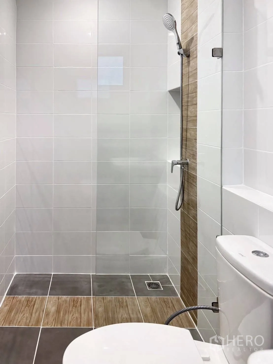 ทาวน์เฮาส์ for rent in Bang Phli, Samut Prakan - ห้องน้ำสมัยใหม่พร้อมโซนอาบน้ำแบบวอล์กอินและโถสุขภัณฑ์.