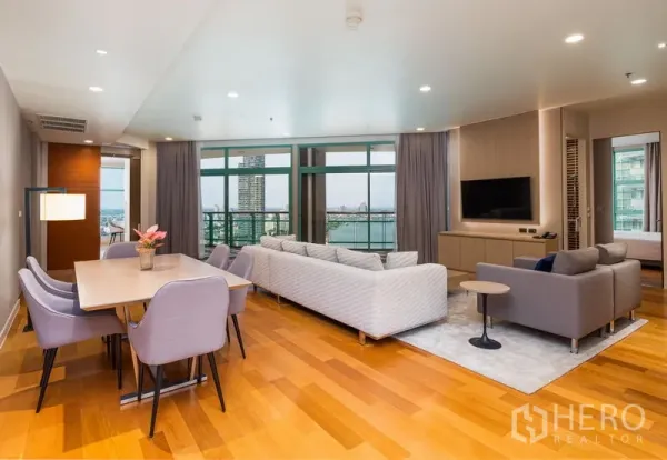 คอนโด ให้เช่าในBang Kho Laem, Bangkok - ห้องนั่งเล่นและทานข้าวกว้างขวาง กระจกเต็มบานเชื่อมสู่ระเบียงวิวแม่น้ำ