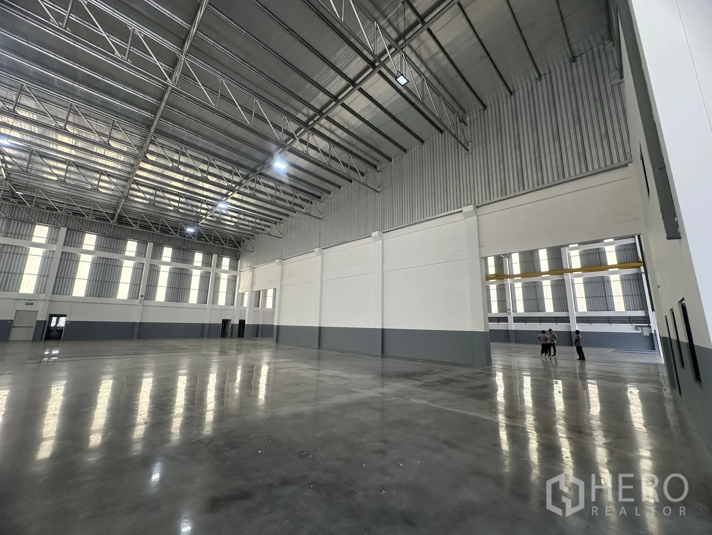 โกดัง for rent in Mueang Samut Prakan, Samut Prakan - โกดังเพดานสูง ช่องแสงแนวสูง และช่องเปิดเชื่อมต่อไปยังช่วงอาคารข้างเคียง