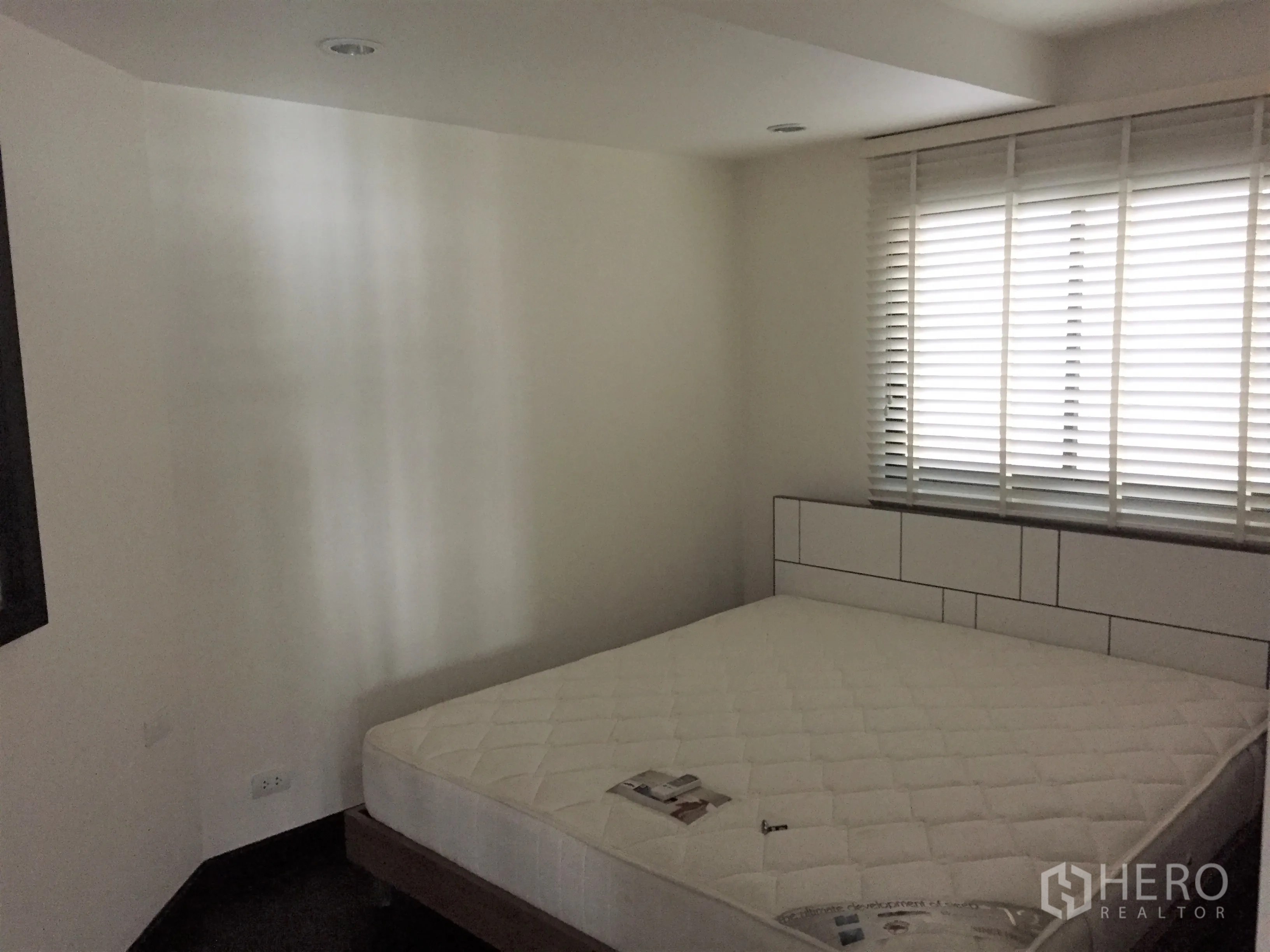 公寓 出租在Sathon, Bangkok - 温馨卧室，大窗配白色百叶帘，加大床垫与极简床头板。