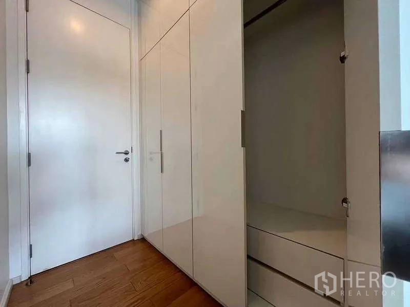 คอนโด ให้เช่า - ตู้เสื้อผ้าบิลท์อิน เปิดโชว์ช่องเก็บของและลิ้นชัก