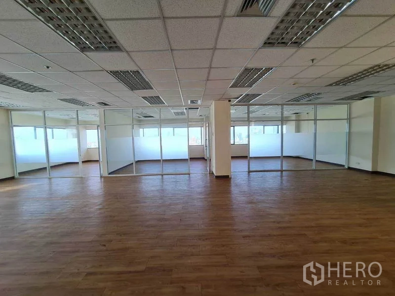 สำนักงาน ให้เช่าในWatthana, Bangkok - ชั้นสำนักงานกว้างขวาง มีผนังกระจกล้อมหลายห้องและไฟแสงสว่างสม่ำเสมอ