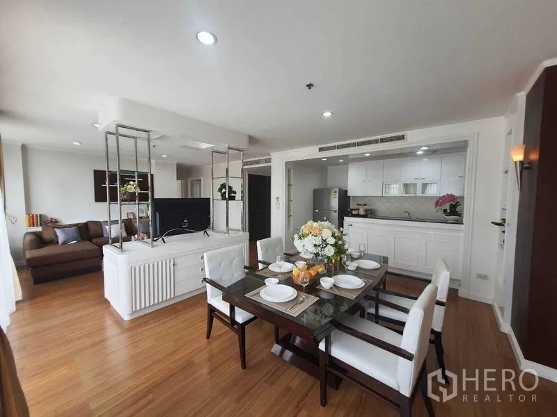 房间 出租在Watthana, Bangkok - 开放式客餐厅，带电视隔断、白色柜体与木地板