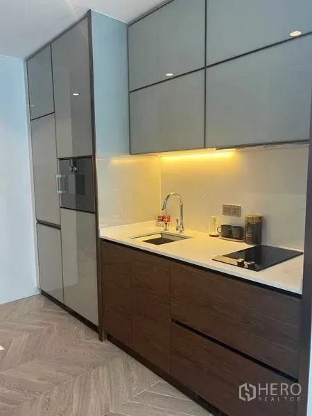 公寓 出租在Khlong Toei, Bangkok - 现代一字型橱柜厨房，带感应炉、水槽与橱下照明