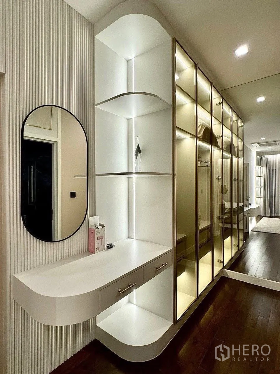 Detached House for sale in Saphan Sung, Bangkok - Dressing area with curved floating vanity, round mirror and glass wardrobes.