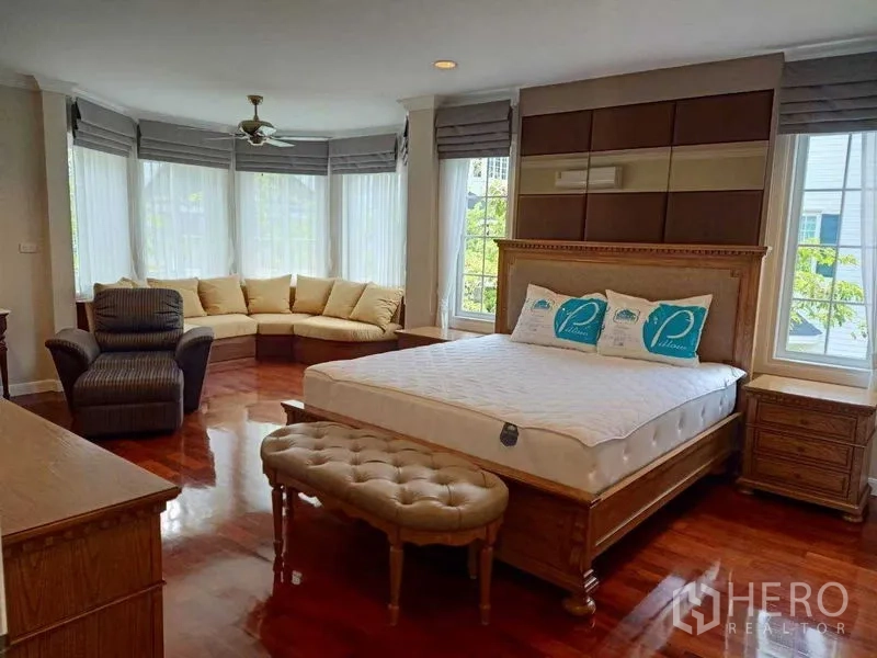 独立式住宅 出租在Bang Na, Bangkok - 主卧宽敞，飘窗休憩区、特大床与木地板。