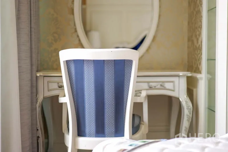 คอนโด ให้เช่าในKhlong Toei, Bangkok - โต๊ะเครื่องแป้งกระจกวงรีกับเก้าอี้ลายทางสีน้ำเงินข้างหน้าต่างมีผ้าม่าน