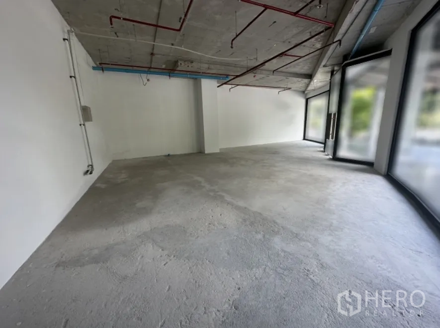 Office Space for rent in Khlong Toei, Bangkok - Open workspace area with high ceiling, white walls and multiple large windows.