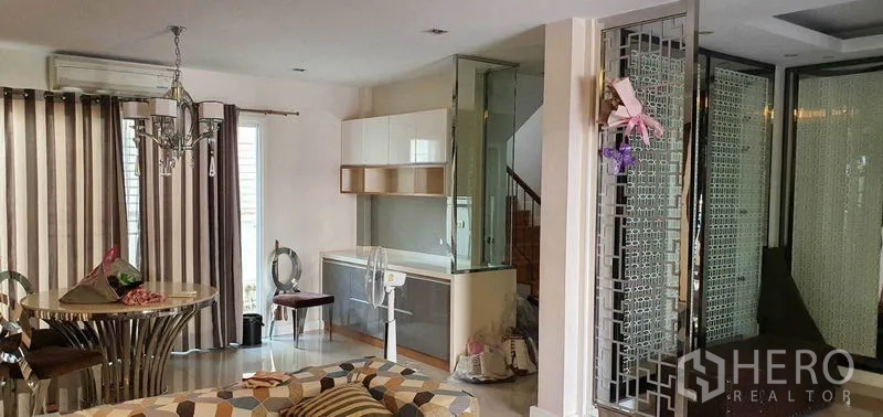 บ้าน ขายในKhan Na Yao, Bangkok - พื้นที่นั่งเล่น-รับประทานอาหารแบบเปิดโล่ง มีโคมระย้า มุมแพนทรี และบันได