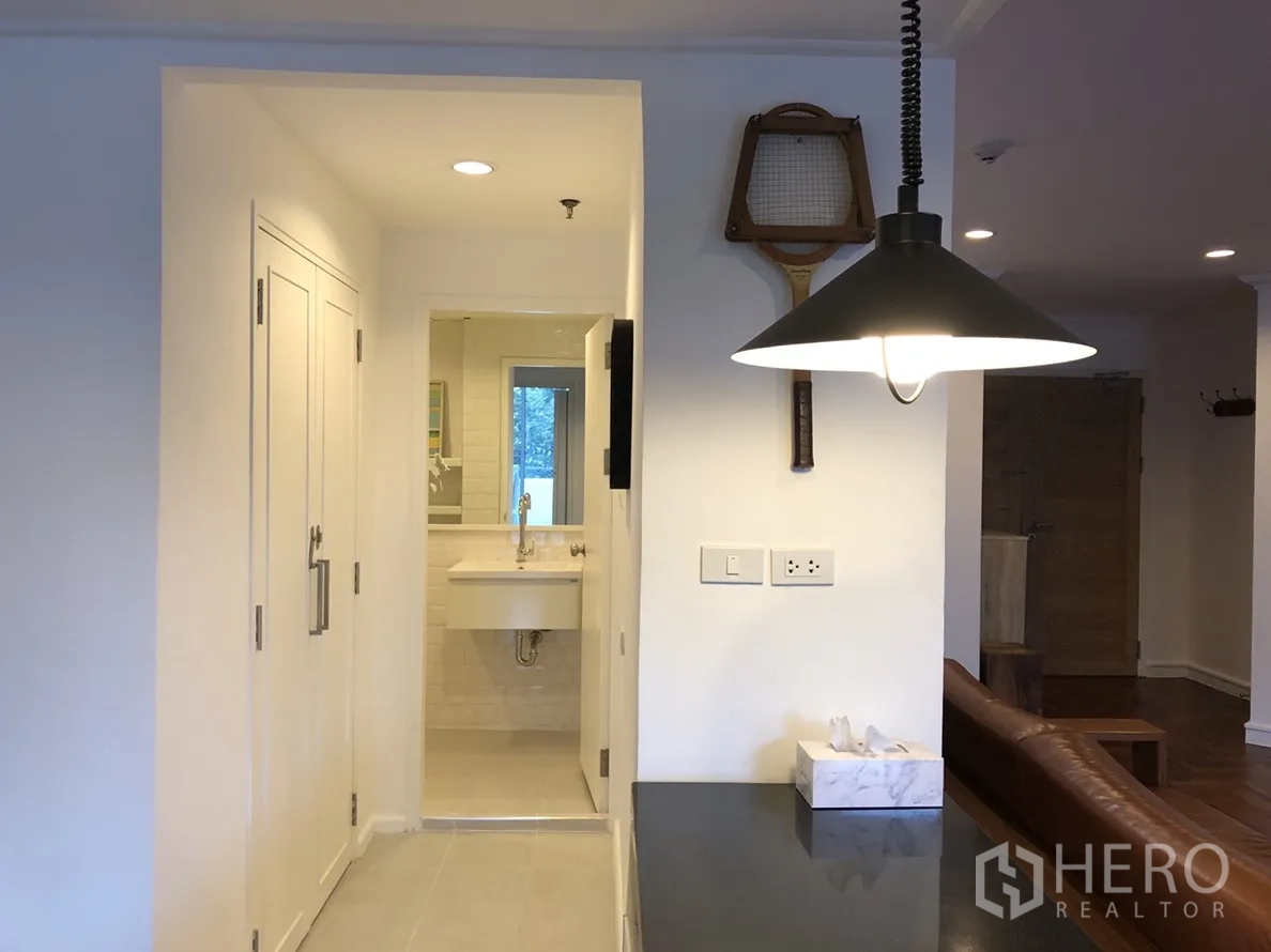 คอนโด ให้เช่าในWatthana, Bangkok - โถงทางเดินสู่ห้องน้ำสว่าง พร้อมโคมแขวนและตู้บิวท์อิน