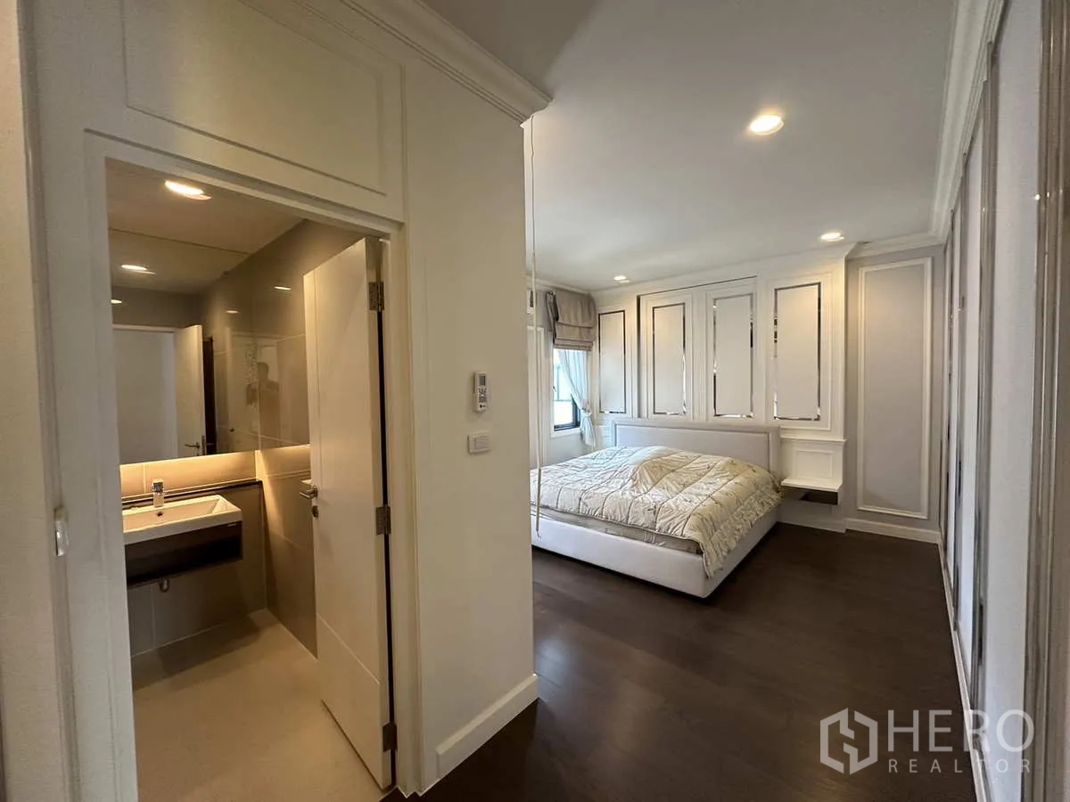 บ้าน ให้เช่าหรือขายในLam Luk Ka, Pathum Thani - ห้องนอนเชื่อมต่อห้องน้ำในตัวและตู้บิ้วอินทั้งผนัง