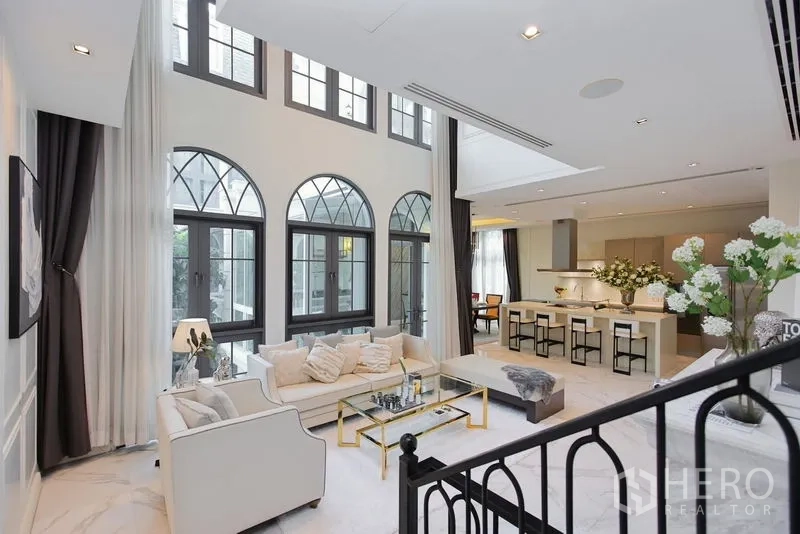 บ้าน ให้เช่าหรือขายในWatthana, Bangkok - มุมมองจากบันไดสู่โถงรับแขกเพดานสูง หน้าต่างโค้ง