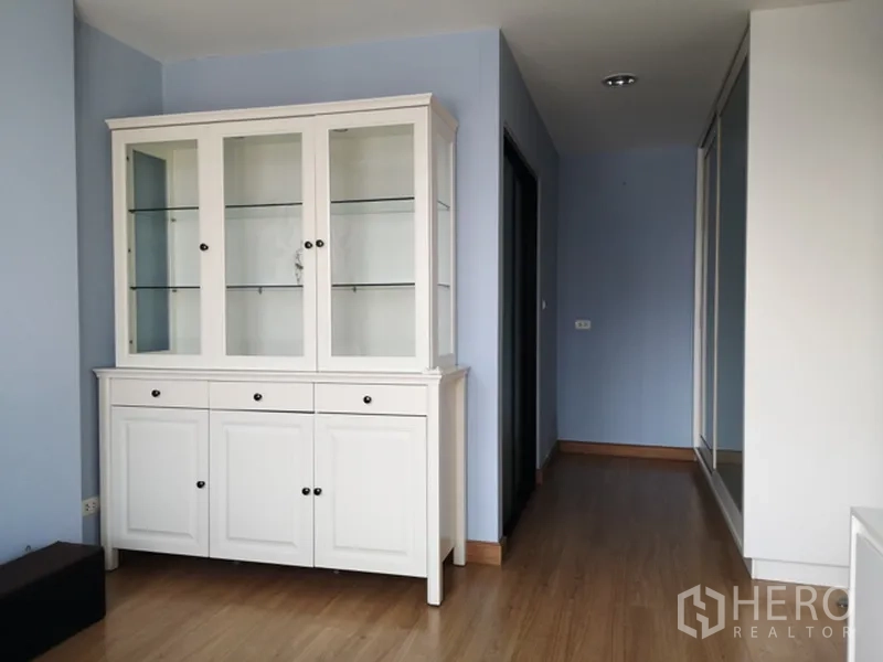 คอนโด ขายในWatthana, Bangkok - โถงทางเดินพร้อมตู้โชว์สีขาวและตู้เสื้อผ้าบานกระจก พื้นไม้