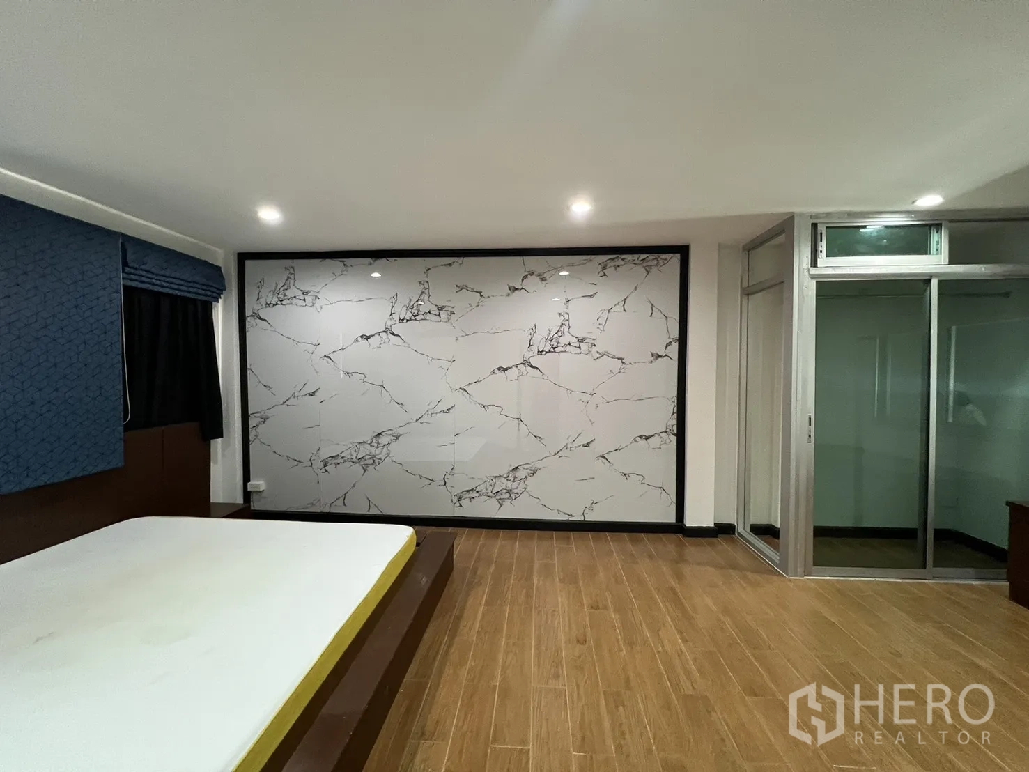 ทาวน์เฮาส์ for rent in Watthana, Bangkok - ห้องนอนกว้าง พื้นไม้ ผนังลายหินอ่อน พร้อมฉากกั้นกระจก