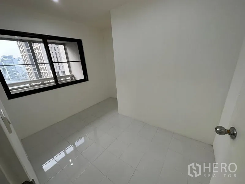 คอนโด ให้เช่าในWatthana, Bangkok - ห้องอเนกประสงค์ขนาดกะทัดรัด มีหน้าต่างมองเห็นตึกเมือง ปูกระเบื้องสีขาว