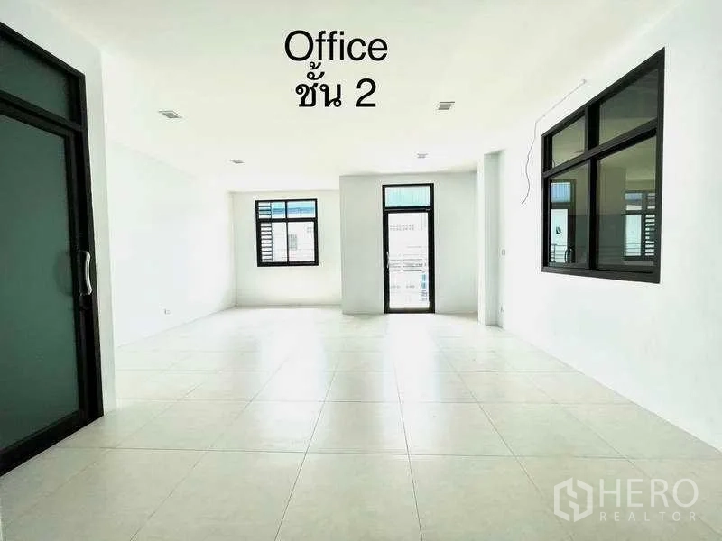 工厂 出租或出售在Mueang Samut Sakhon, Samut Sakhon - 二楼开放式办公室，大窗与阳台门采光充足。