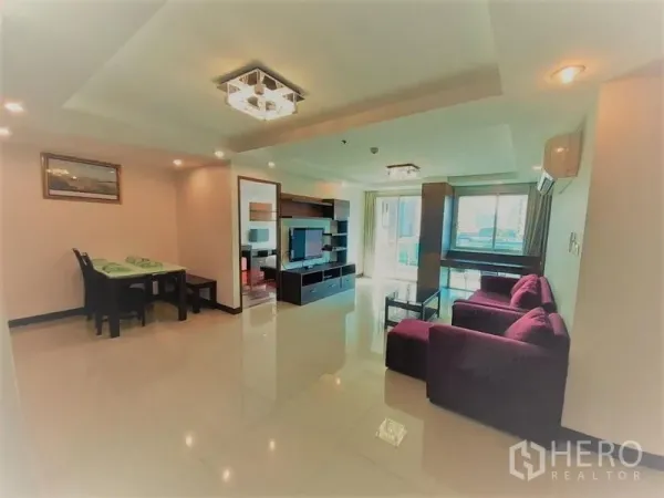 คอนโด ให้เช่าในWatthana, Bangkok - ห้องนั่งเล่นสว่างพื้นกระเบื้องเงา ชุดทีวี บานกระจกเปิดสู่ระเบียง