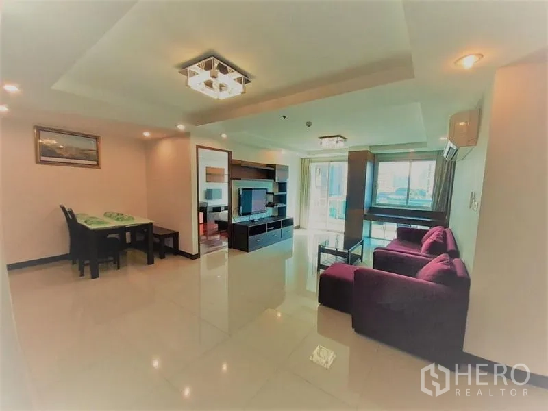 คอนโด ให้เช่าในWatthana, Bangkok - ห้องนั่งเล่นสว่างพื้นกระเบื้องเงา ชุดทีวี บานกระจกเปิดสู่ระเบียง