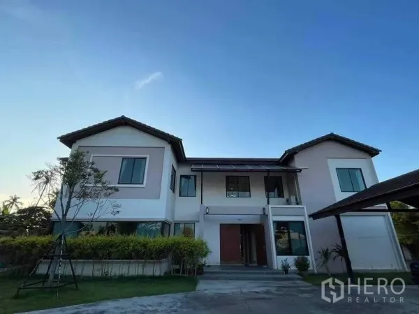 คลังสินค้า ขายในChon Buri - อาคารสำนักงานพักอาศัย 2 ชั้น ทันสมัย พร้อมหน้าต่างบานใหญ่และเฉลียงทางเข้า