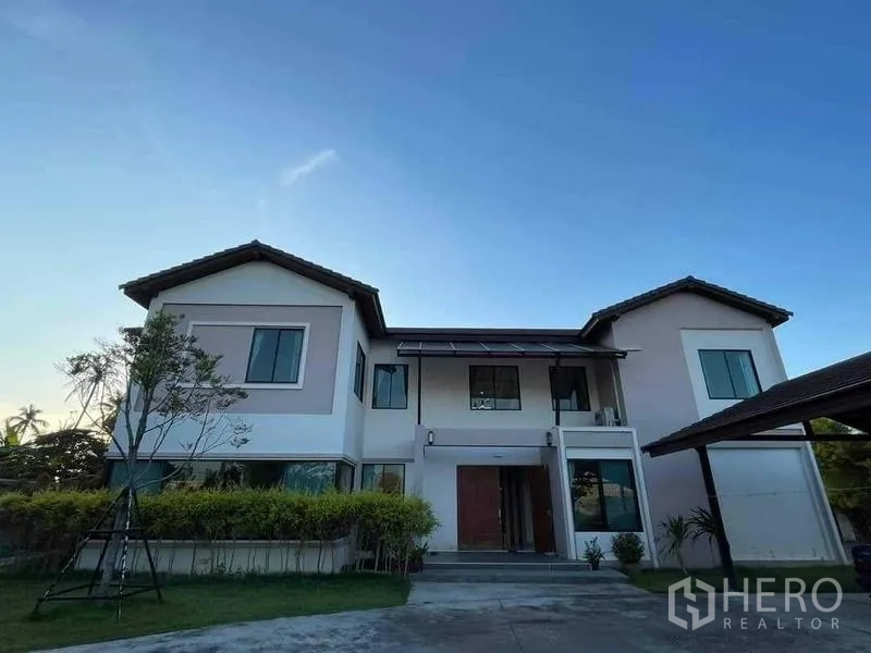 คลังสินค้า ขายในChon Buri - อาคารสำนักงานพักอาศัย 2 ชั้น ทันสมัย พร้อมหน้าต่างบานใหญ่และเฉลียงทางเข้า