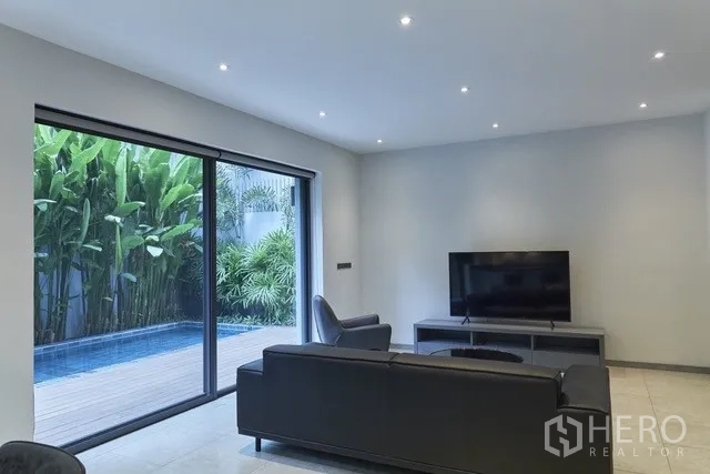 ทาวน์เฮาส์ ขายในWatthana, Bangkok - โซฟาดูทีวีมองเห็นสระผ่านประตูกระจกบานเลื่อน