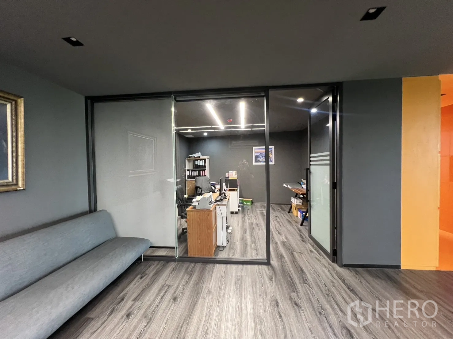 คลังสินค้า ขายในLat Krabang, Bangkok - ออฟฟิศส่วนตัวหลังกระจก พร้อมโซฟาทางเดินยาว.
