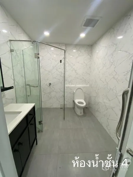 店屋 出租在Watthana, Bangkok - 现代卫浴，仿大理石墙面、玻璃淋浴间与灰砖。