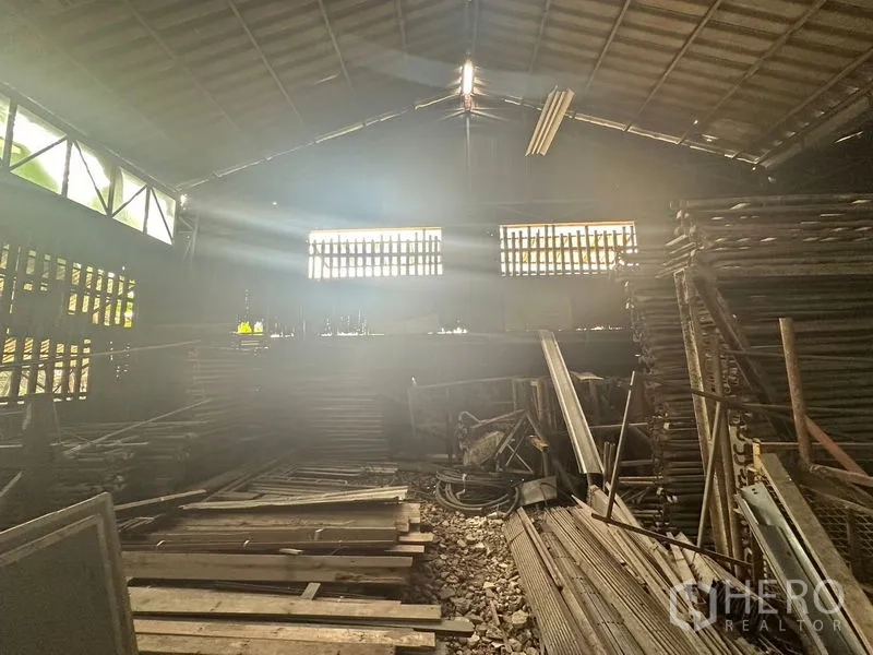 คลังสินค้า ให้เช่าในWatthana, Bangkok - ช่วงโกดังรับแสงธรรมชาติ หลังคาจั่ว มีไม้เรียงกอง