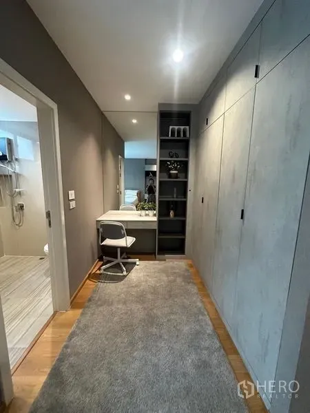 ทาวน์เฮาส์ ขายในSaphan Sung, Bangkok - โถงแต่งตัวพร้อมตู้บิลท์อิน ชั้นวางของ และโต๊ะทำงาน ใต้ไฟดาวน์ไลท์