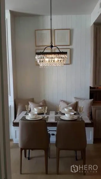 คอนโด ให้เช่าในPhaya Thai, Bangkok - ห้องนอนสว่างใกล้ประตูกระจกออกระเบียง ผ้าม่าน ทีวีบนโต๊ะกระจกและวิวเมือง