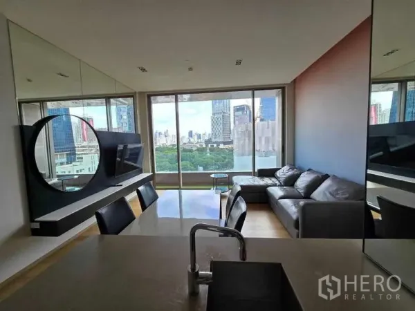 公寓 出租或出售在Bang Rak, Bangkok - 带水槽的中岛厨房，连接餐桌与客厅，享城市景观。