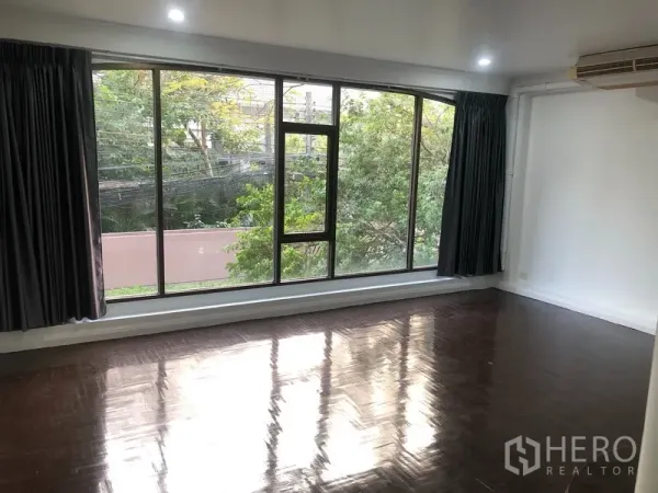 สำนักงานที่บ้าน ให้เช่าในWatthana, Bangkok - ห้องกว้างผนังกระจกเต็มบาน เห็นวิวต้นไม้ พื้นปาร์เกต์เงางาม