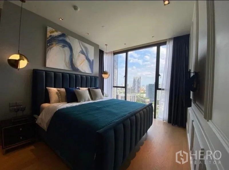 公寓 出租 - 卧室落地窗采光充足，欣赏曼谷全景天际线。