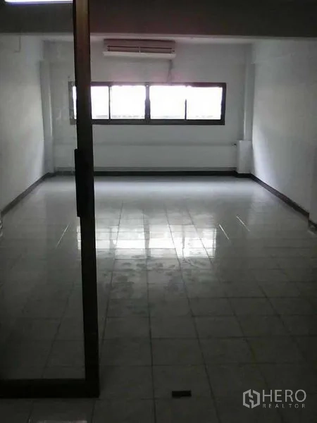 带办公室的家 出租或出售在Bang Na, Bangkok - 带空调的办公间，地砖与玻璃门。