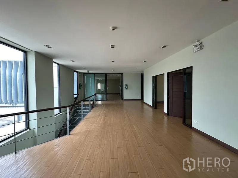 货栈 出租在Prawet, Bangkok - 二层走廊，栏杆、落地窗与独立办公室门