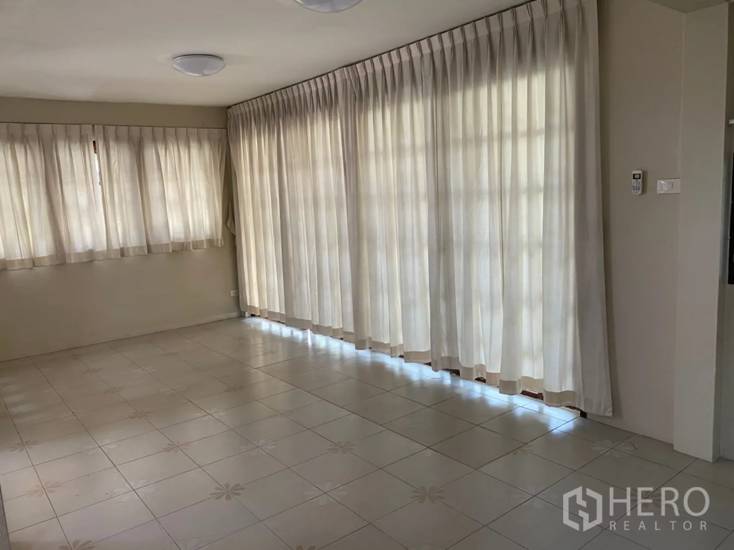 零售空间 出租在Khlong Toei, Bangkok - 转角房间，环窗设计与浅色窗帘