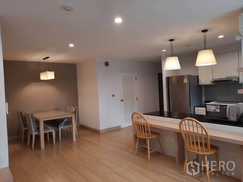 คอนโด ให้เช่าในWatthana, Bangkok - มุมรับประทานอาหาร 4 ที่นั่งติดครัว เปิดโล่งพร้อมตู้เย็นและท็อปเคาน์เตอร์