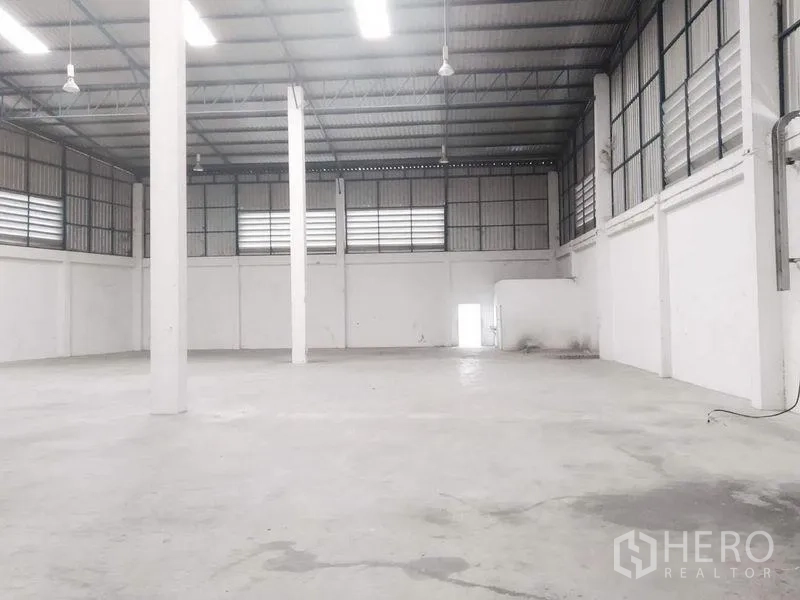 คลังสินค้า ให้เช่าในSamut Prakan - พื้นเก็บสินค้ากว้าง พื้นคอนกรีต มีสกายไลท์และประตูด้านข้าง