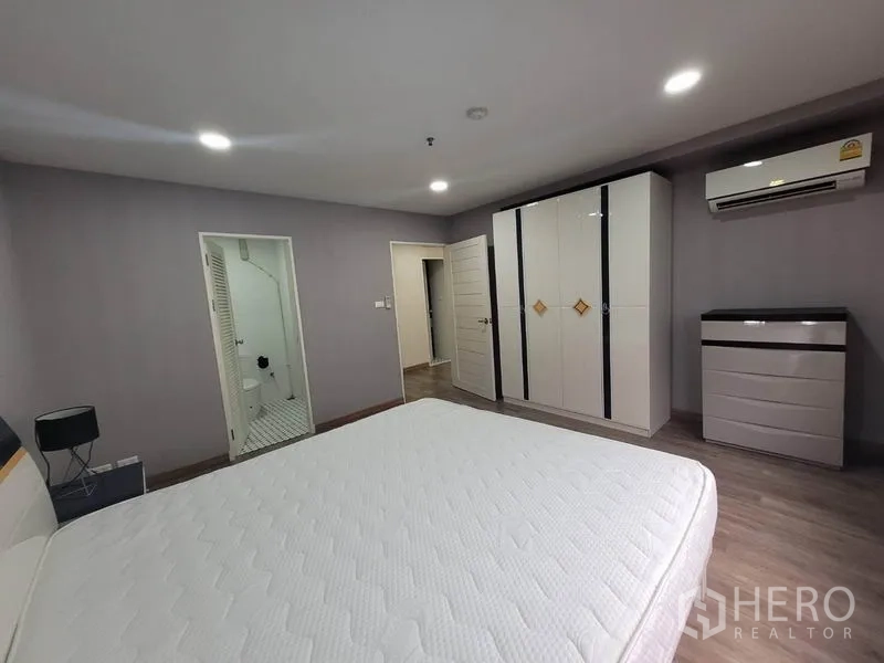 公寓 出租在Watthana, Bangkok - 主卧设衣柜、空调，并可进入套内卫生间。