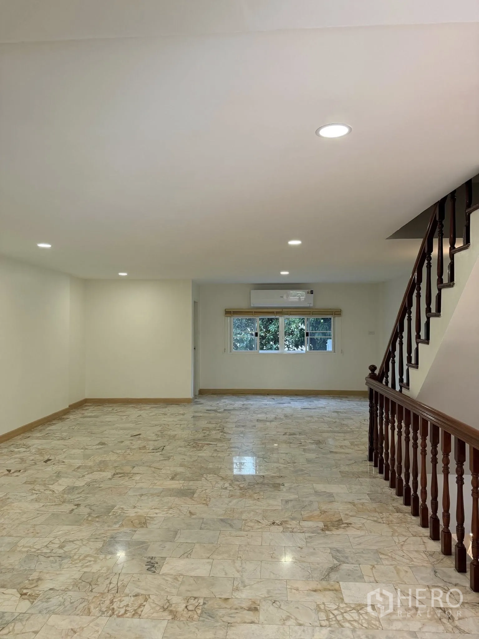 联排别墅 for rent or sale in Yan Nawa, Bangkok - 狭长客厅，筒灯天花与尽头窗户