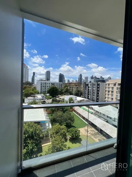 คอนโด ให้เช่าหรือขายในWatthana, Bangkok - ระเบียงราวกระจกมองเห็นวิวสีเขียวและสกายไลน์กรุงเทพฯ